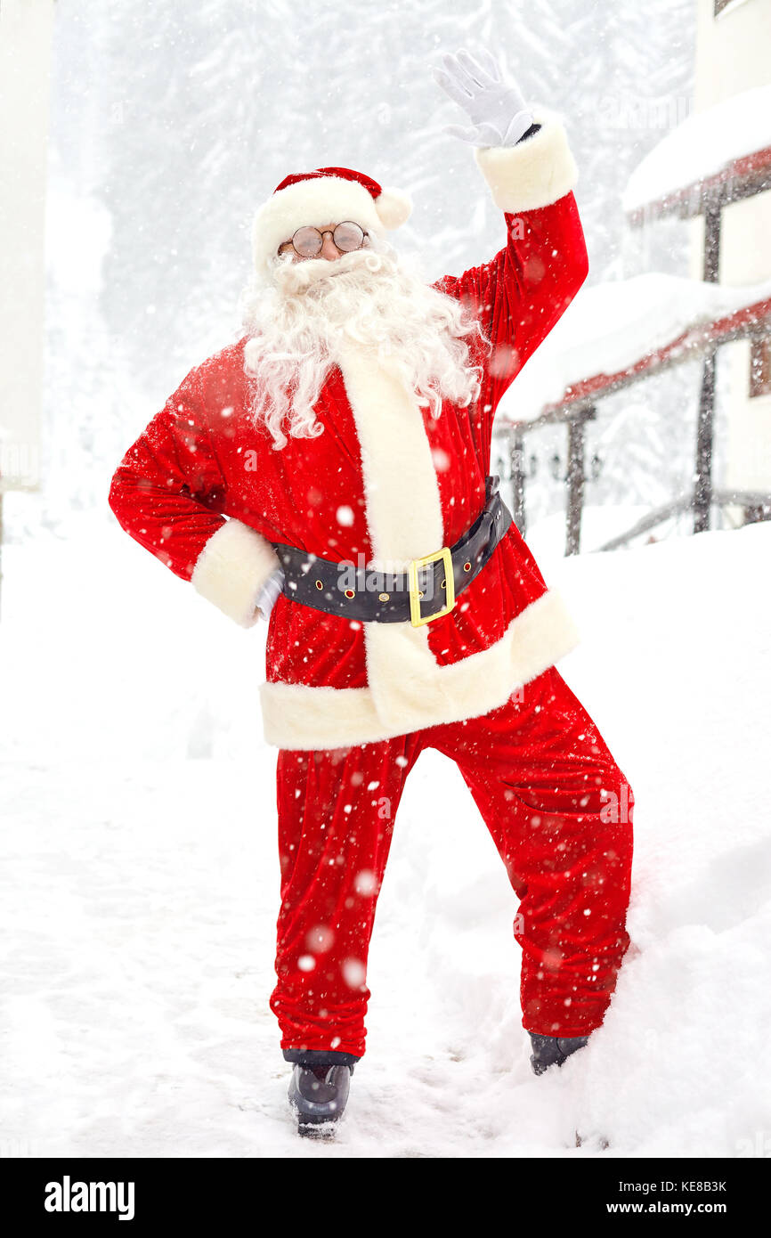 Santa Claus auf Schnee im Winter zu Weihnachten Stockfoto