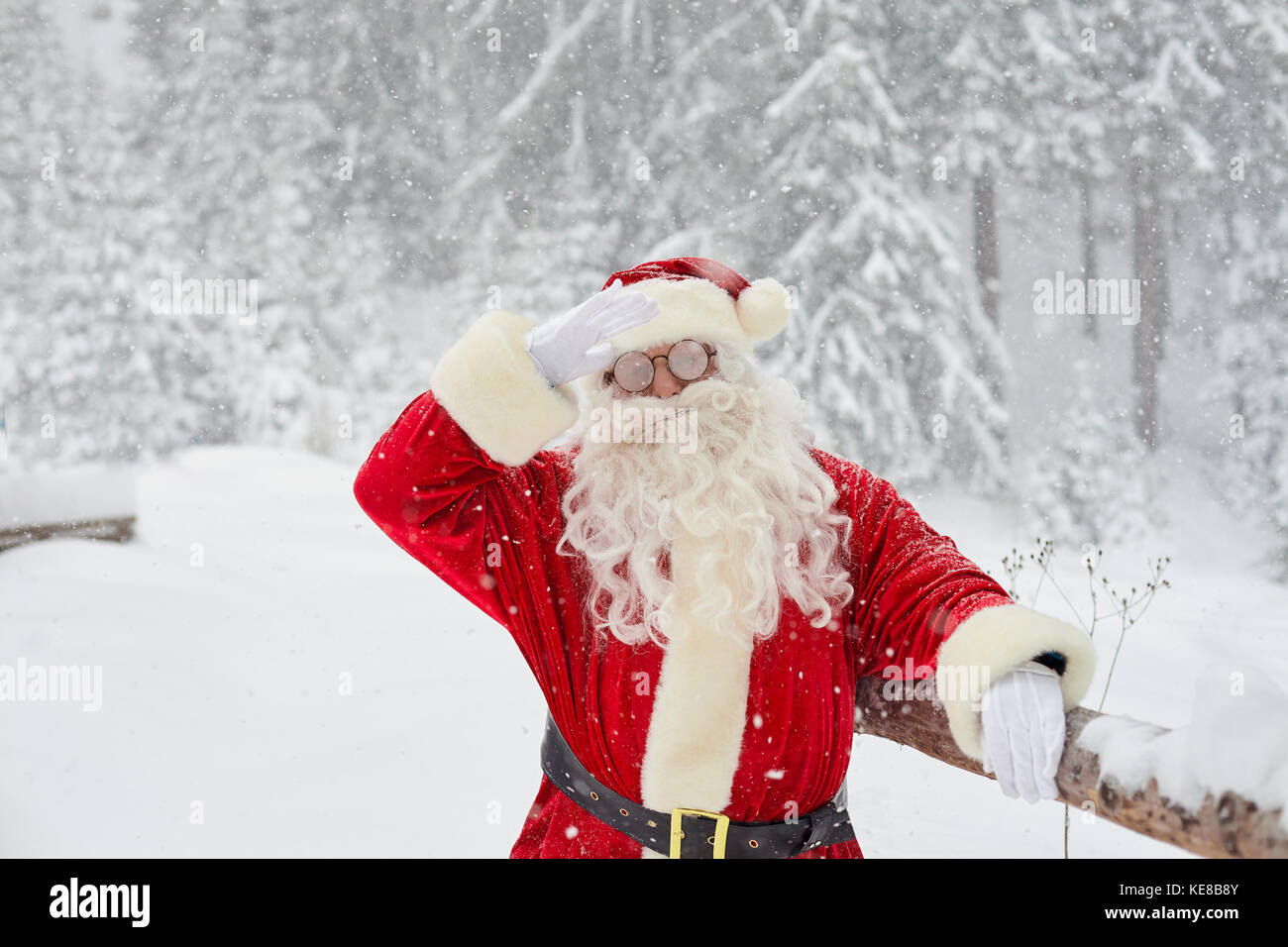 Santa Claus auf Schnee im Winter zu Weihnachten Stockfoto