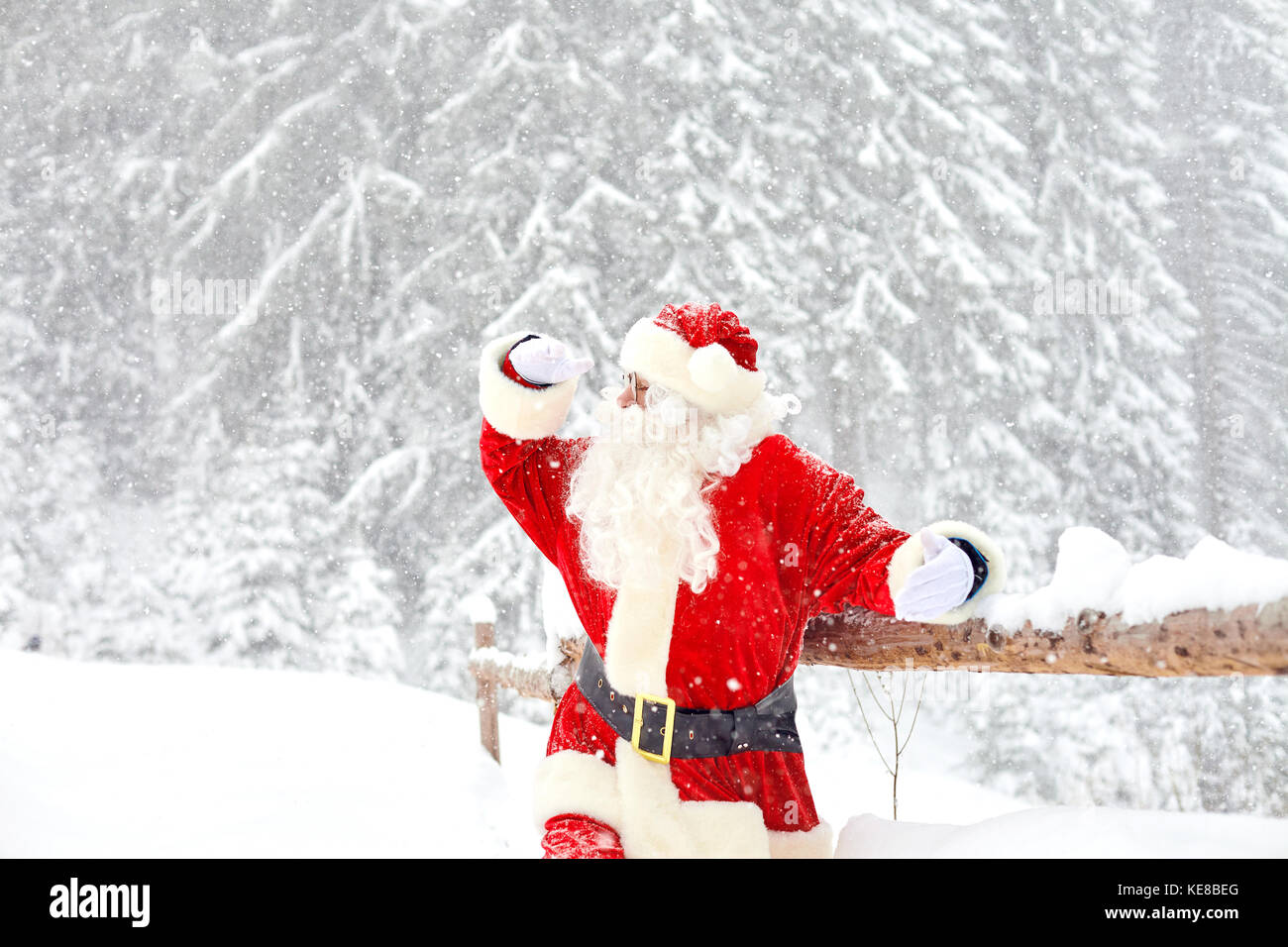 Santa Claus auf Schnee im Winter zu Weihnachten Stockfoto