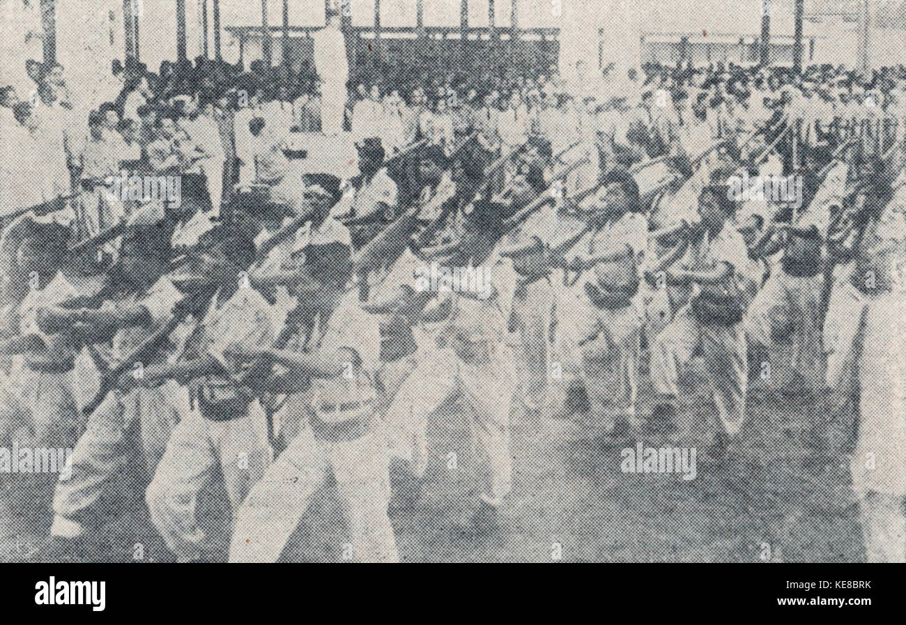 Soldaten marschieren um Sukarno, Bung Karno Penjambung Lidah Rakjat 238 Stockfoto