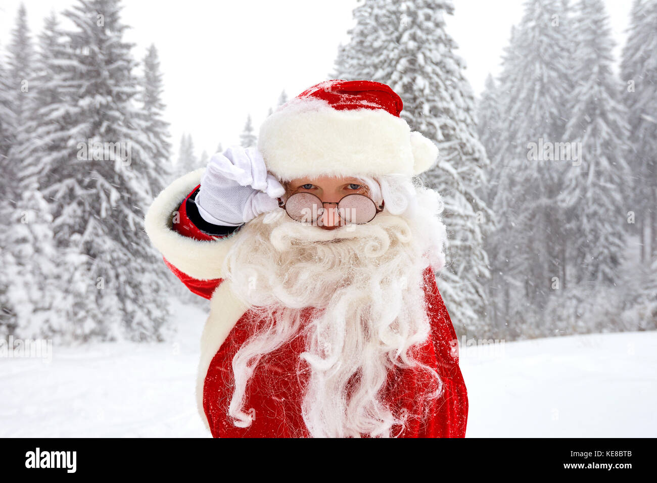 Santa Claus auf Schnee im Winter zu Weihnachten Stockfoto