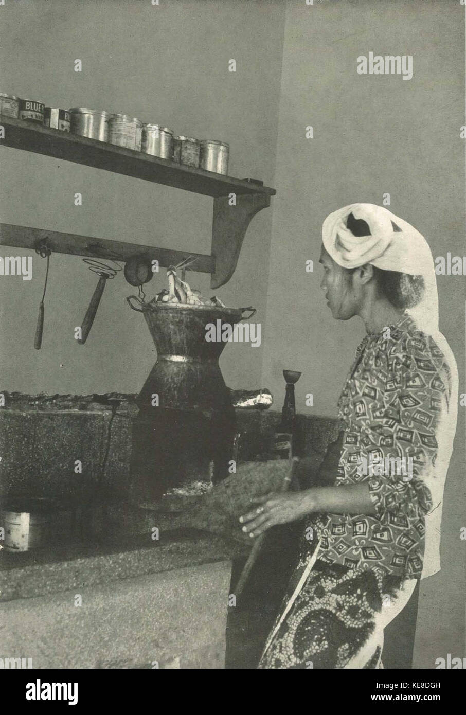 Kochen Frau ketupat, Wanita di Indonesien p53 (Ministerium für Informationen) Stockfoto