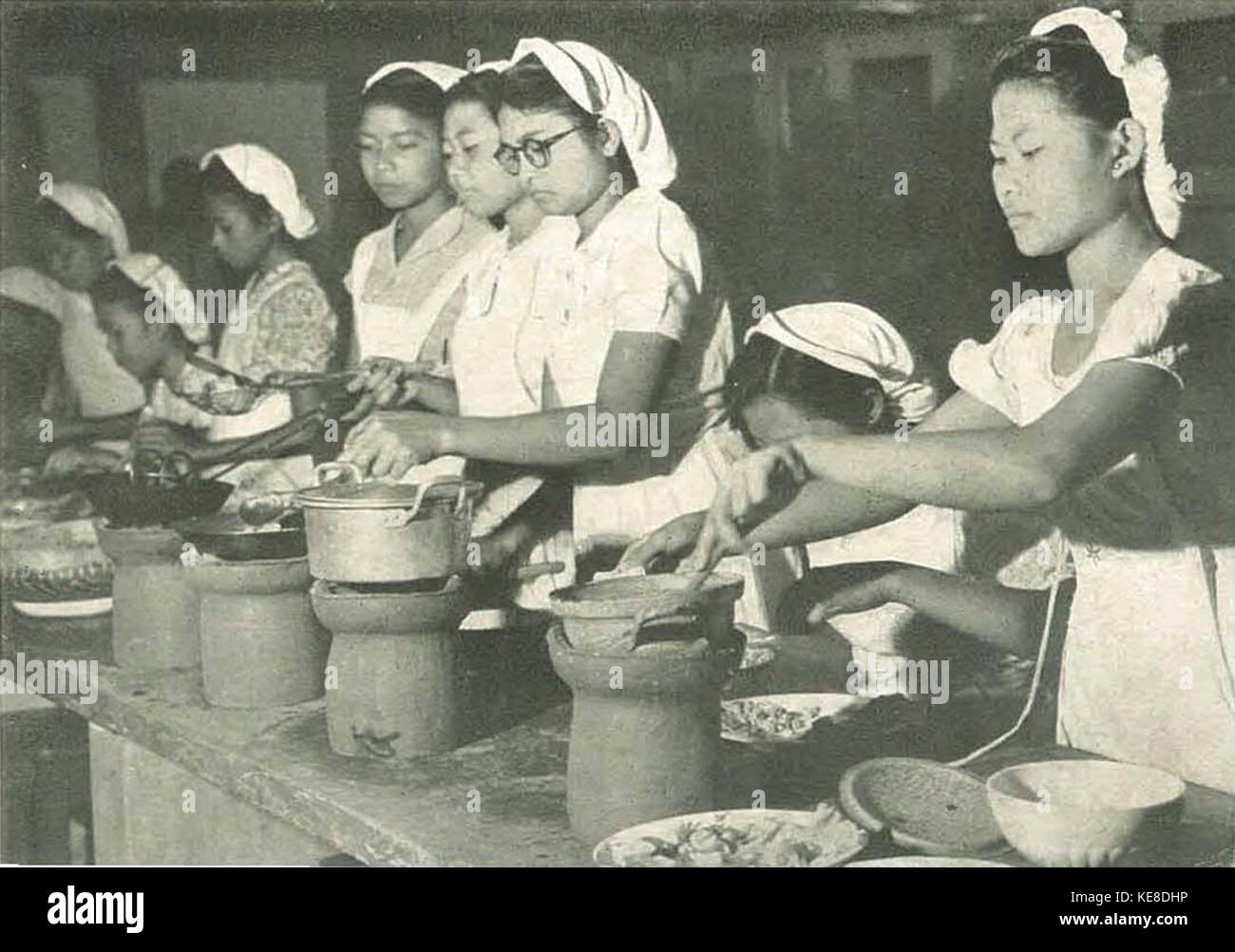 Frauen kochen, Wanita di Indonesien p71 (Ministerium für Informationen) Stockfoto