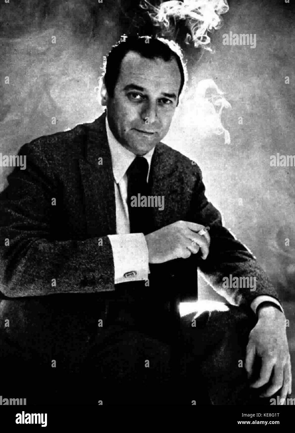 Ein Porträt des italienischen Schauspielers Giancarlo Sbragia, das beim Rauchen aufgenommen wurde und einen ehrlichen Moment im Privatleben des Schauspielers widerspiegelt. Stockfoto