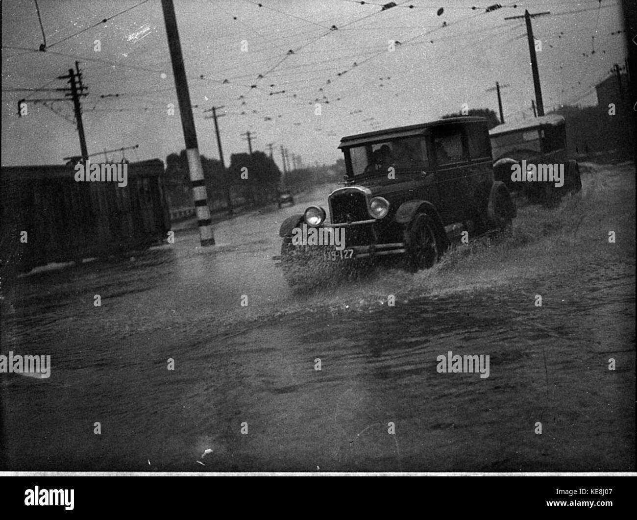 35767 Autos auf überschwemmte Straße Stockfoto