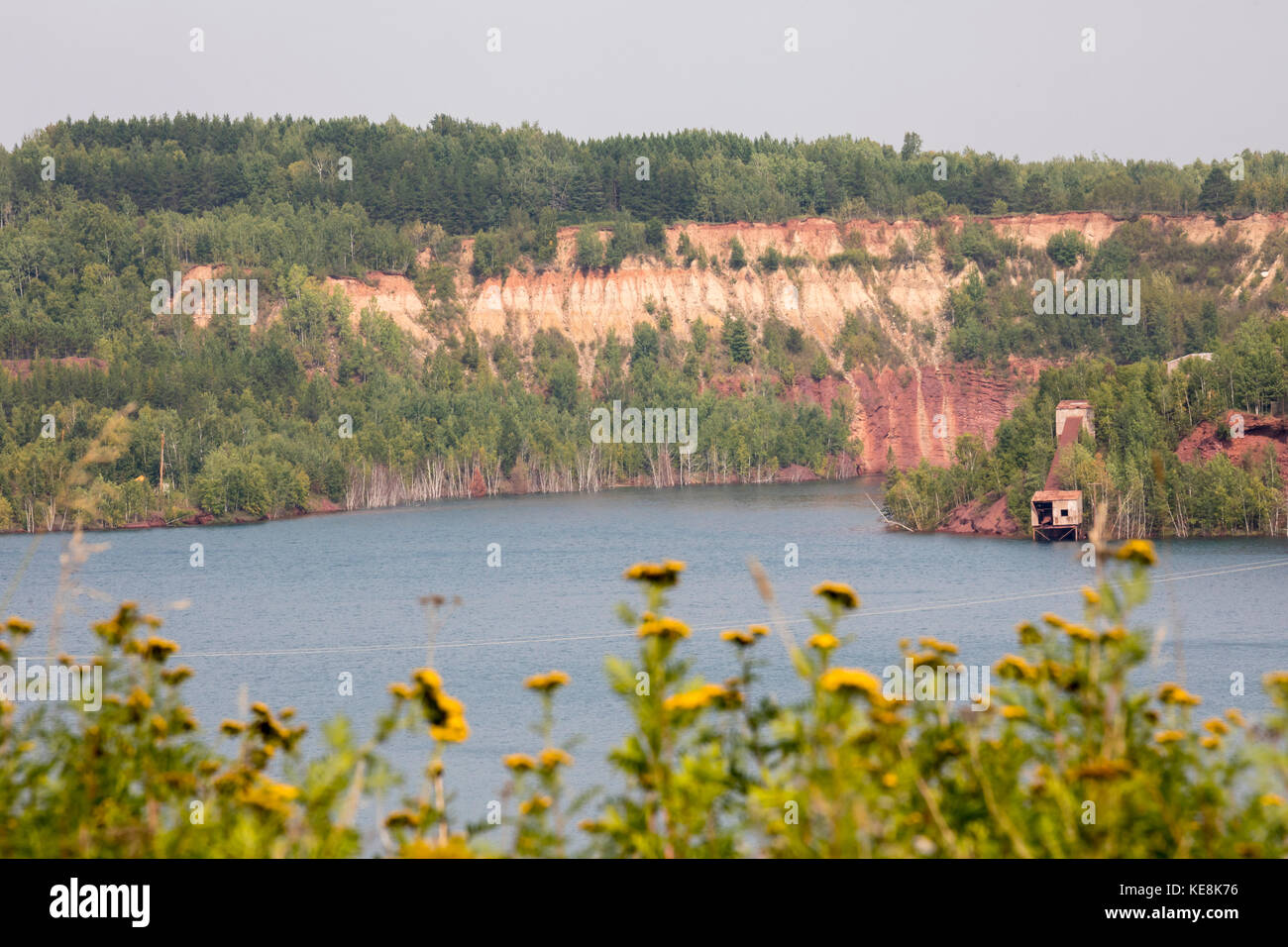 Marmor, Minnesota - Hill Annex Mine State Park. Der Park ist um eine Tagebaugrube umgeben, die heute überflutet wurde und in der zwischen 1913 und 1978 Eisenerz abgebaut wurde. Stockfoto
