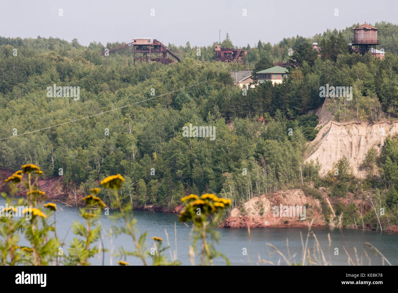 Marmor, Minnesota - Hill Annex Mine State Park. Der Park ist um eine Tagebaugrube umgeben, die heute überflutet wurde und in der zwischen 1913 und 1978 Eisenerz abgebaut wurde. Stockfoto