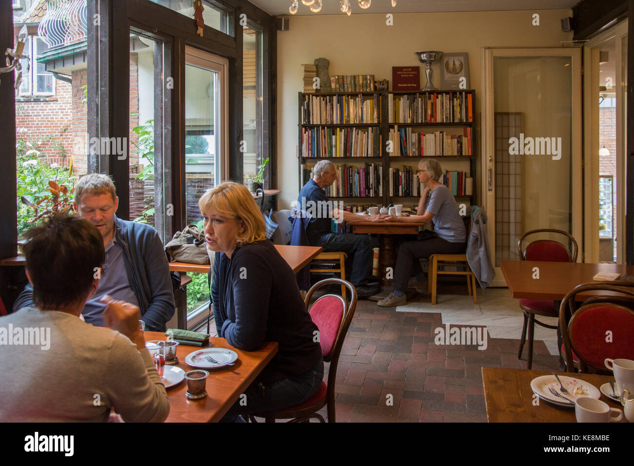 Ein Buchladen-Café bietet einen gemütlichen und geselligen Rückzugsort für regnerische Tage in Eutin, Holstein, Deutschland Stockfoto