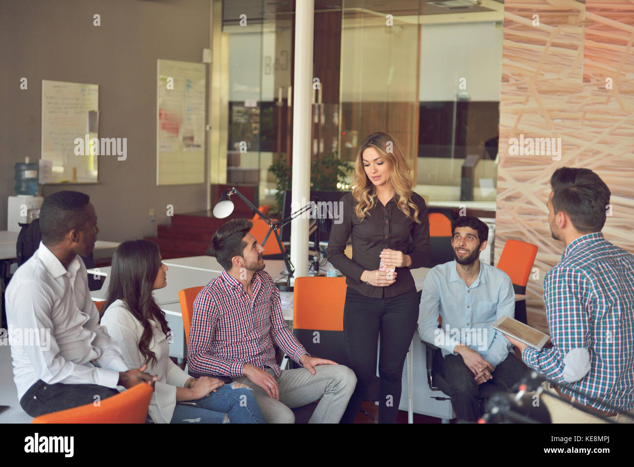 Gruppe junger Menschen in modernen Büros haben Team treffen und brainstorming beim Arbeiten am Laptop und Kaffee trinken Stockfoto