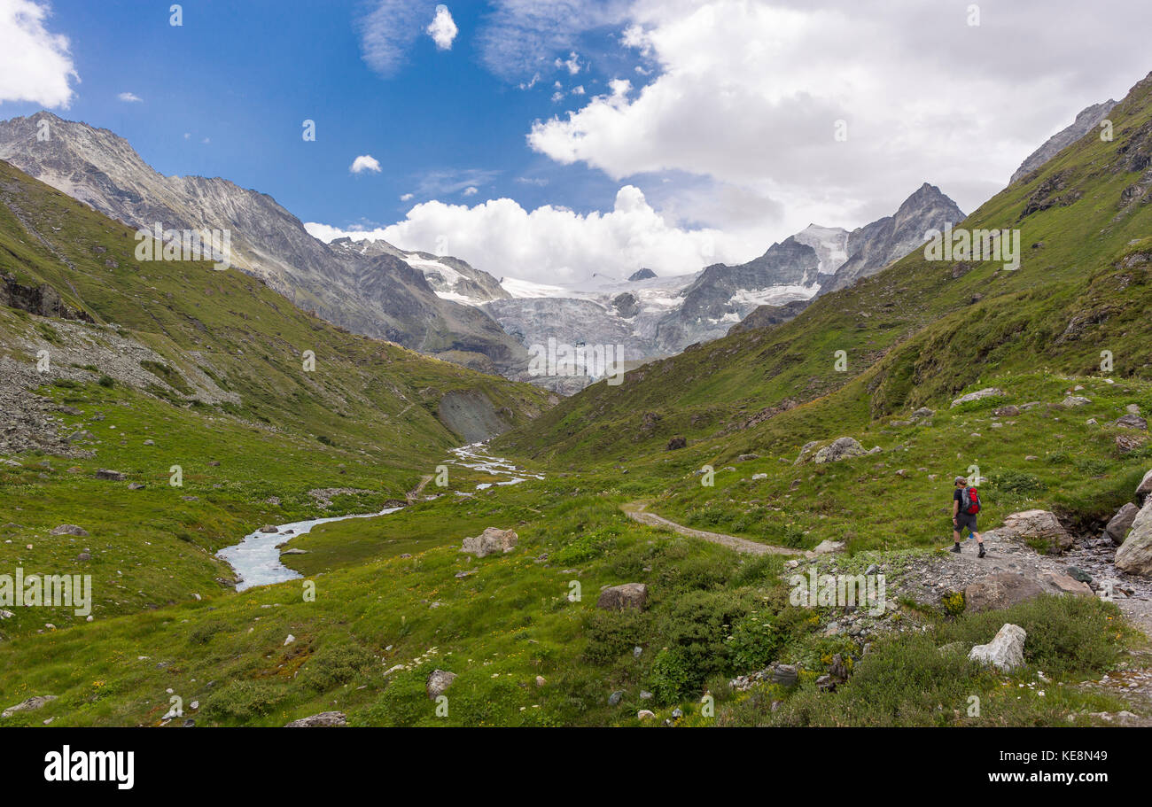Moiry Tal, Schweiz - Wanderer auf Trail, Moiry Gletscher Berglandschaft, in den Walliser Alpen im Kanton Wallis. Stockfoto