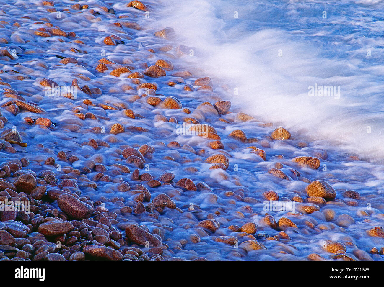 Kanal Inseln. Guernsey. Wellen auf Pebble Beach. Stockfoto