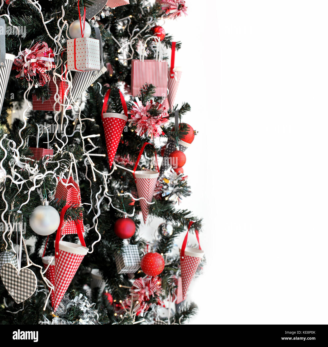 Weihnachtsdekoration Detail mit bunten Ornamenten auf Baum Stockfoto
