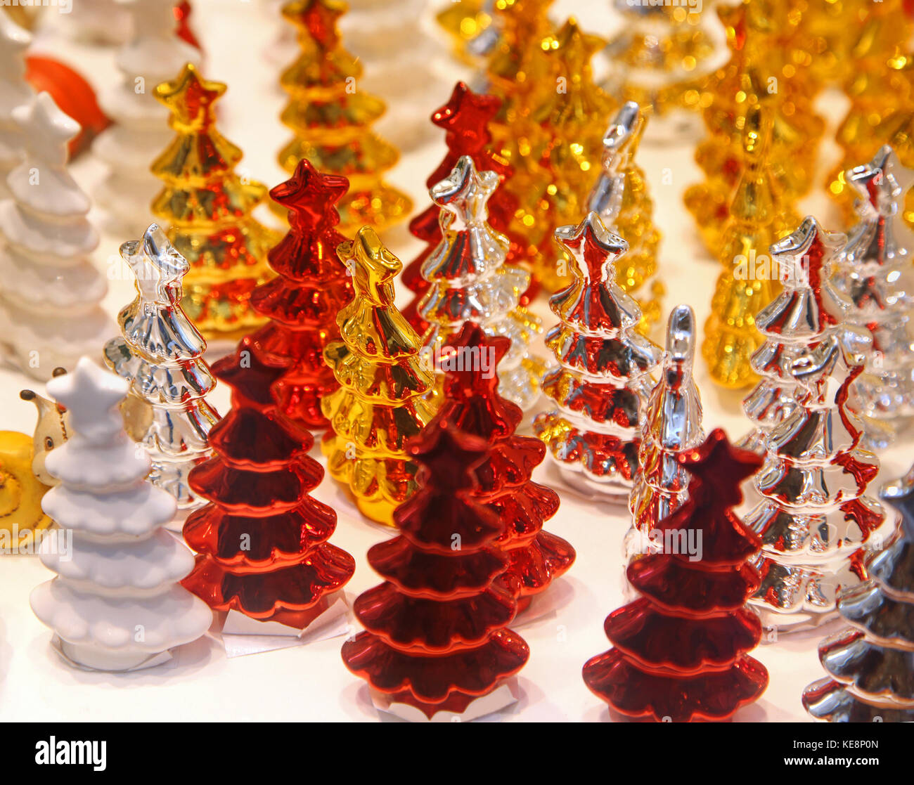 Buntes Glas Weihnachten Bäume Ornamente Dekoration Figuren Stockfoto