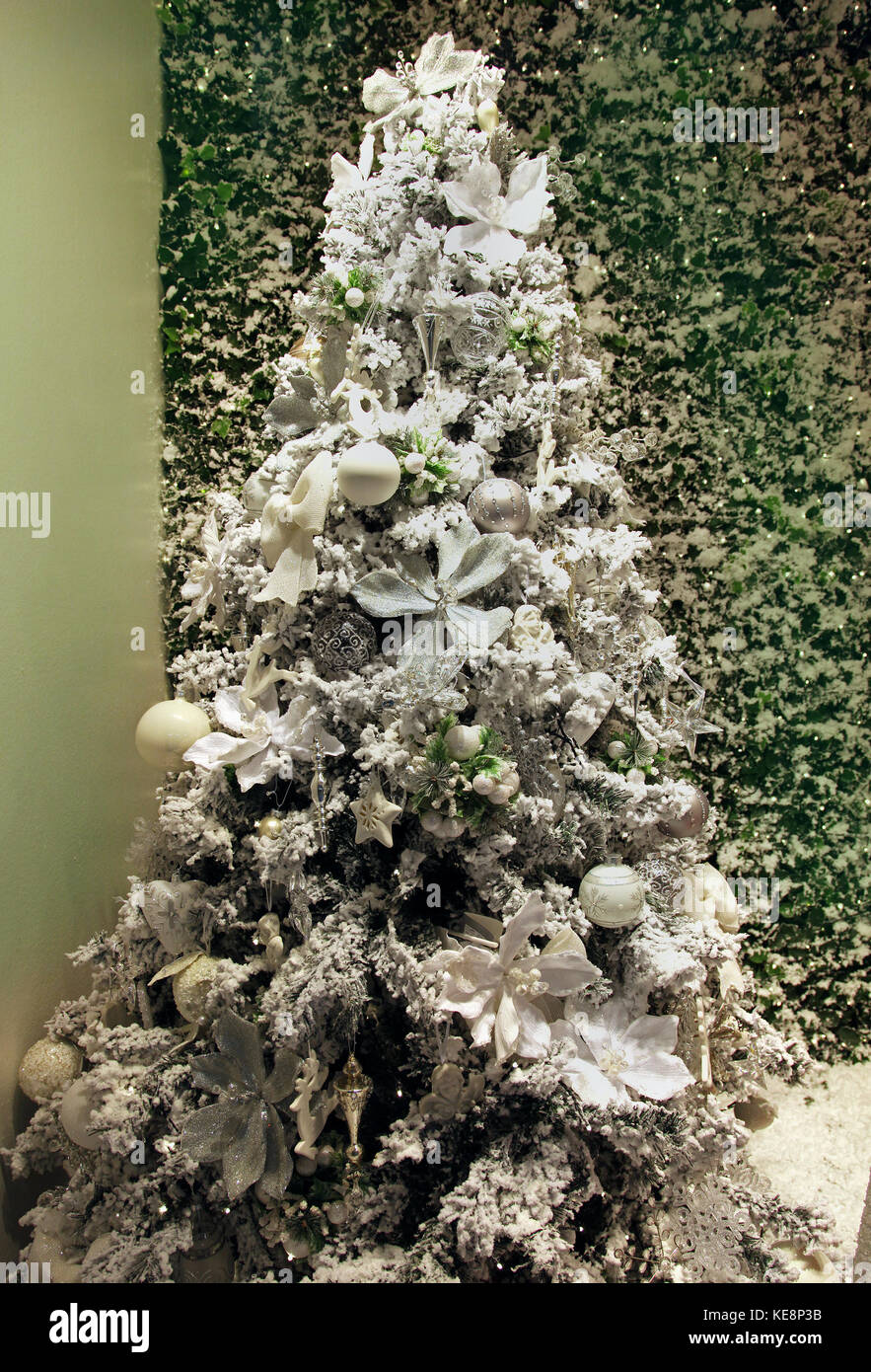 Weihnachtsbaum mit weißen funkelnden Staub Dekoration Stockfoto