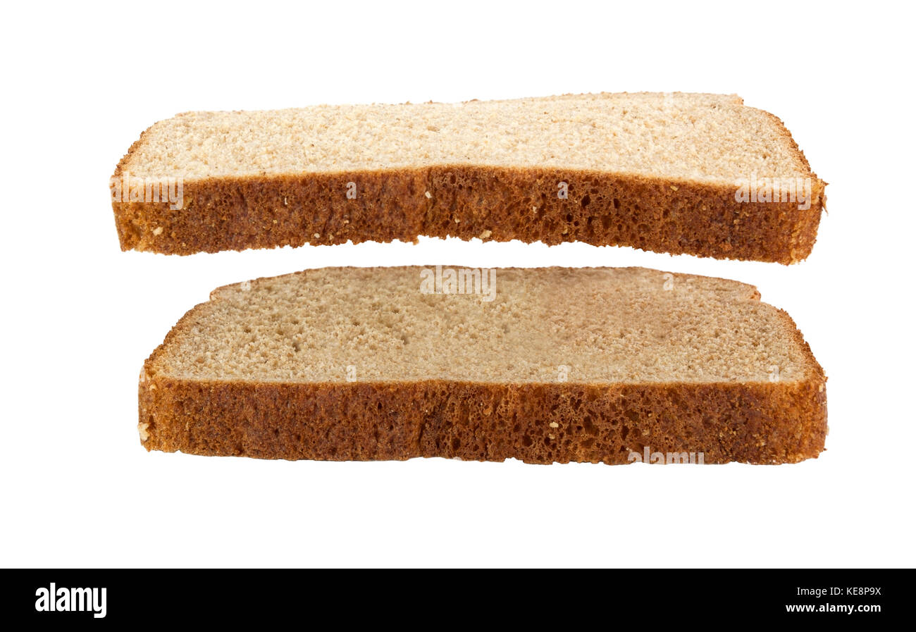 Zwei Scheiben Brot aus Weizen schweben. Ein leichter als die anderen. isoliert. Stockfoto