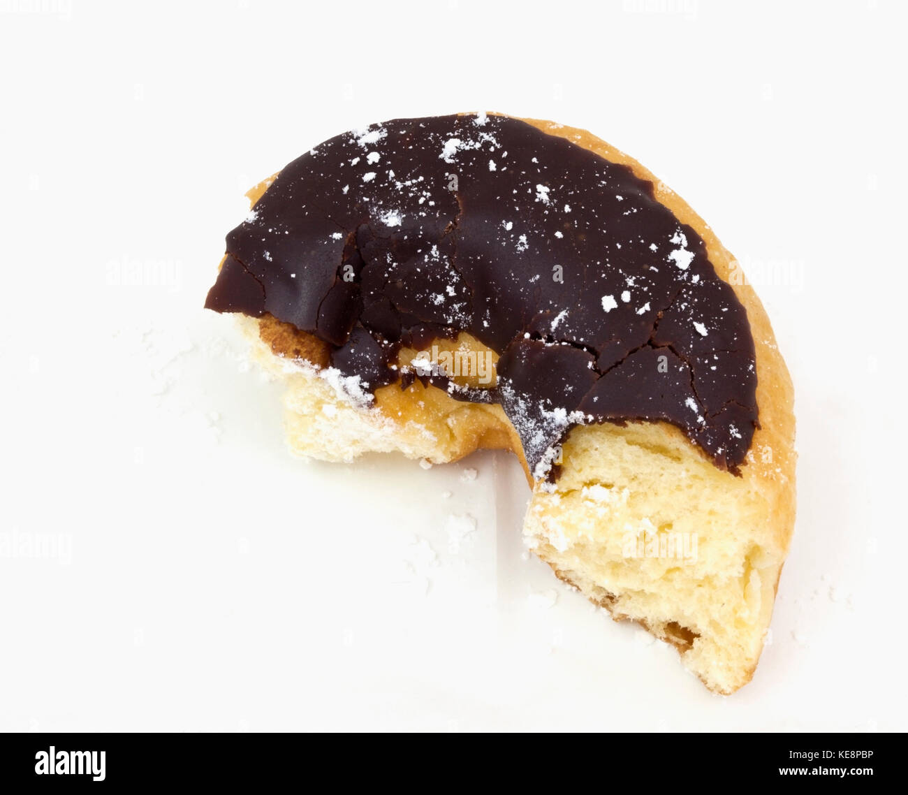 Übrig gebliebene, teilweise gegessen Stück Schokolade Donut. Stockfoto