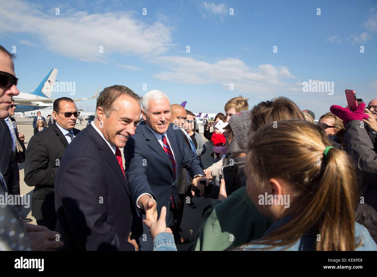 U.s. vice president Mike Pence, Mitte, Anhänger grüßt Neben rep. Chris Collins bei Ankunft am Buffalo Niagara International Airport 17. Oktober 2017 in Buffalo, New York. Pence hielt eine Steuersenkung Diskussion und dann ein republikanischer Geldbeschaffer für kongreßabgeordnete Chris Collins besucht. Stockfoto