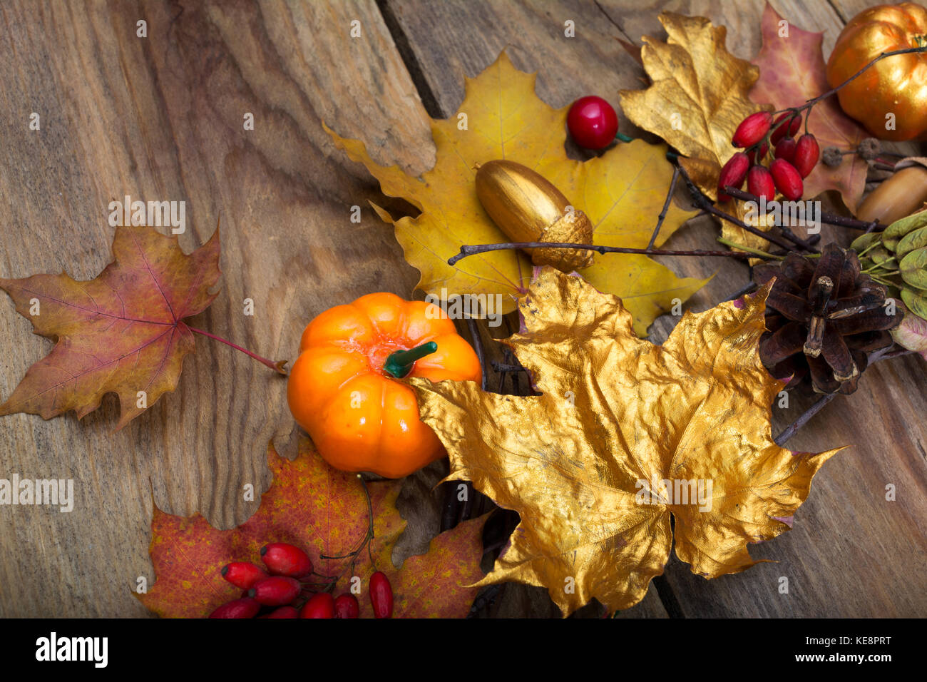 Thanksgiving Anordnung mit goldenen Blätter, Eicheln und Kürbisse auf dem hölzernen Tisch Stockfoto
