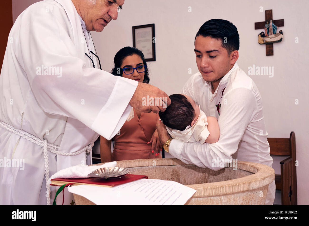 Kindertaufe katholische Kirchentaufe Stockfoto