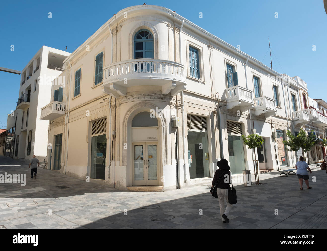 Die neu errichteten Fußgängerzone in Erzbischof Makarios 111 Avenue in der Altstadt von Paphos, Paphos, Zypern. Stockfoto