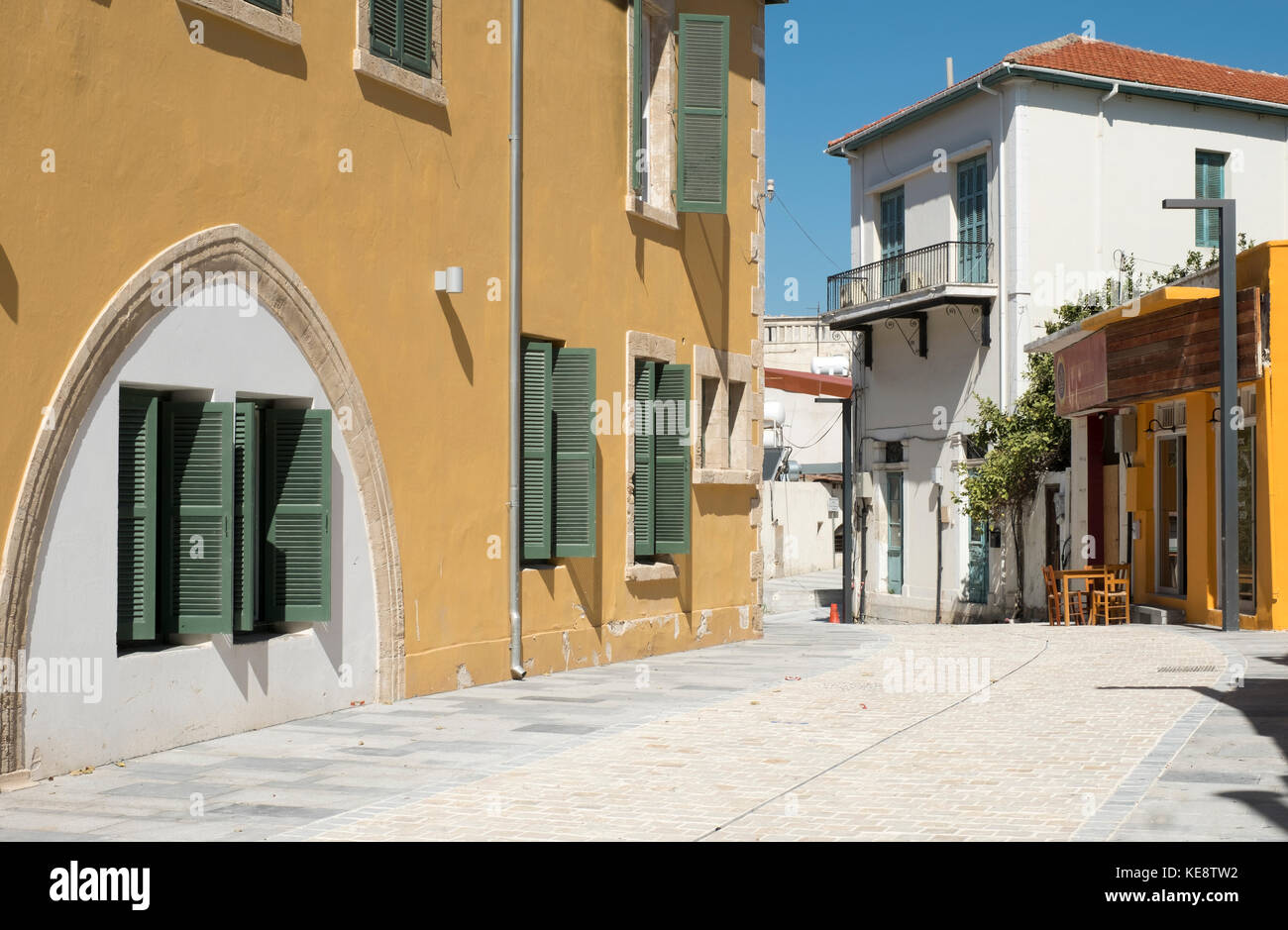 Neu asphaltierte Straße in der Altstadt von Paphos, Paphos, Zypern. Die Arbeit ist Teil der Regeneration für die Europäische Stadt der Kultur 2017 Jahr. Stockfoto