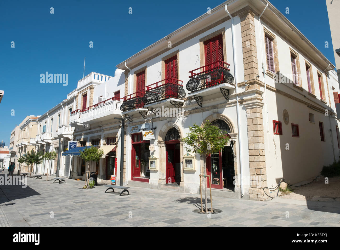 Die neu errichteten Fußgängerzone in Erzbischof Makarios 111 Avenue in der Altstadt von Paphos, Paphos, Zypern. Stockfoto
