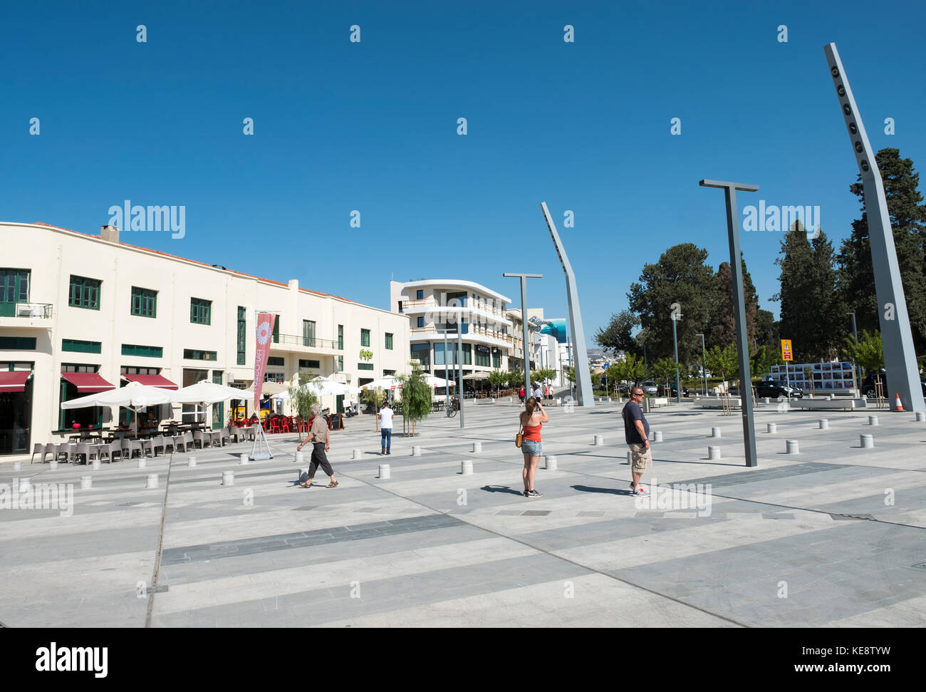 Das aktualisierte Kennedy Platz in Paphos Altstadt mit Pafos Europäische Stadt der Kultur 2017 feiern zusammen. Stockfoto