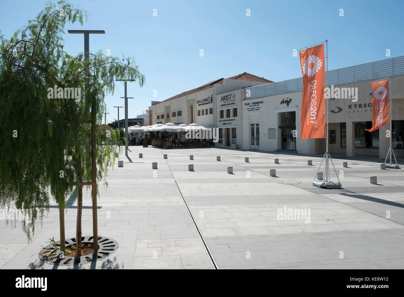 Das aktualisierte Kennedy Platz in Paphos Altstadt mit Pafos Europäische Stadt der Kultur 2017 feiern zusammen. Stockfoto