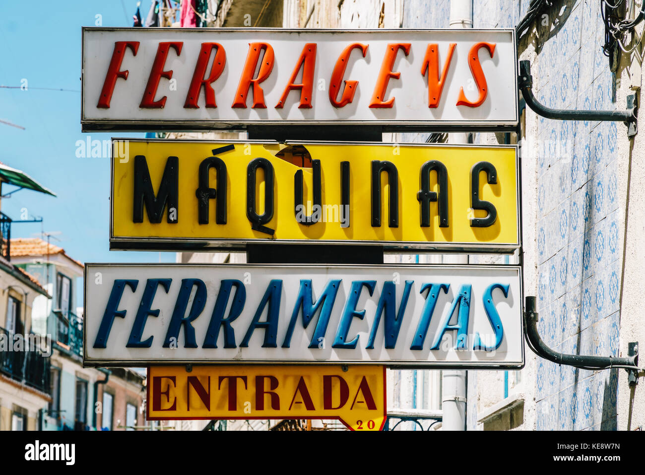 LISSABON, PORTUGAL - 12. AUGUST 2017: Vintage Store Plakate in Lissabon City of Portugal Stockfoto