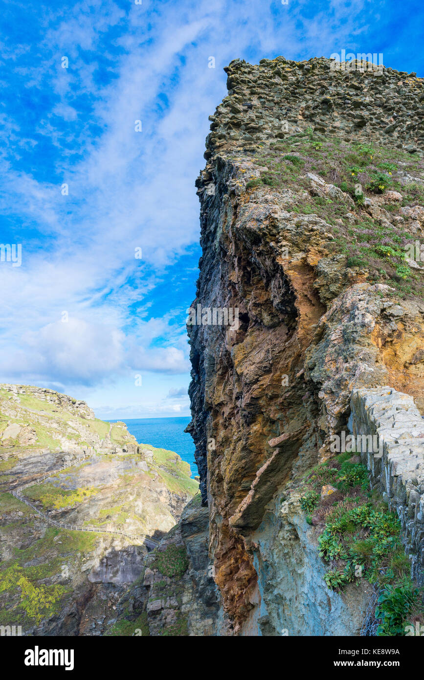 Landschaft von Tintagel Castle, Heimat der Artussage Stockfoto