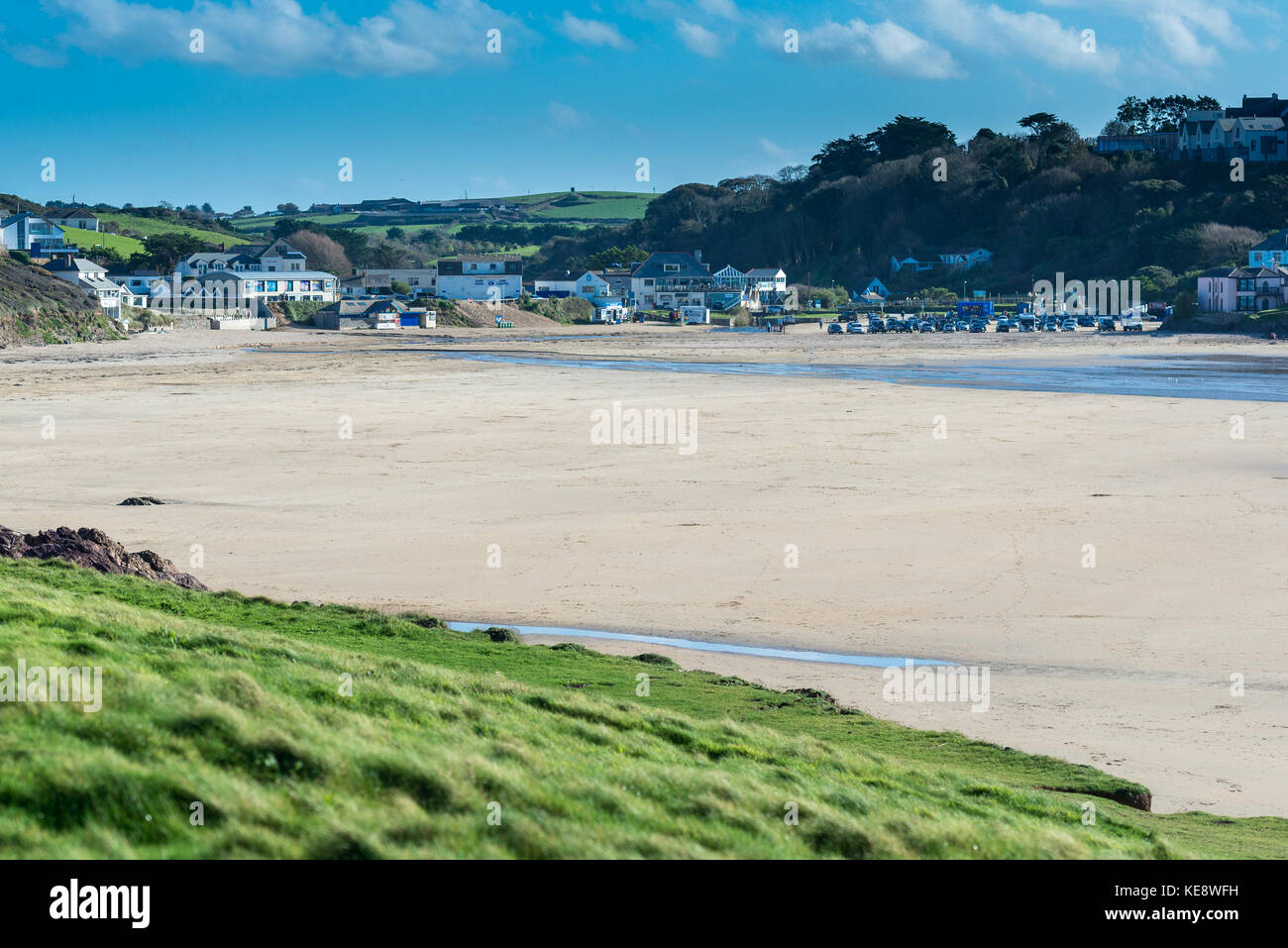 Über den menschenleeren Strand in Polzeath, North Cornwall auf einem sonnigen, herbstlichen Tag Stockfoto