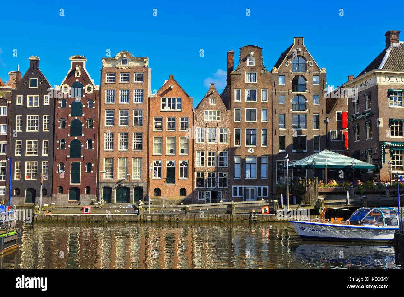 Die berühmten tanzenden Häuser Damrak canal int er Zentrum von Amsterdam Stockfoto