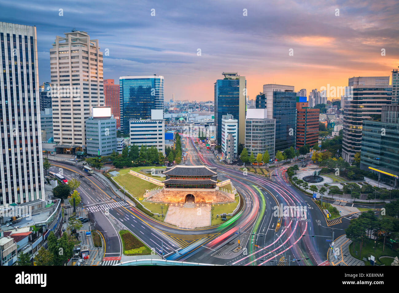 Seoul. Bild von Seoul Downtown mit sungnyemun Tor während des Sonnenuntergangs. Stockfoto