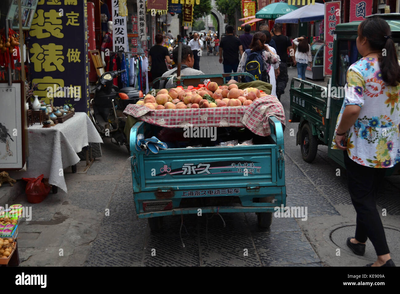 Die Dinge, die rund um die alte Stadt Luoyang geschieht. Touristen, Einheimische, Verkäufer, alle scharen sich um hier. Pic im September 2017 aufgenommen wurde Stockfoto