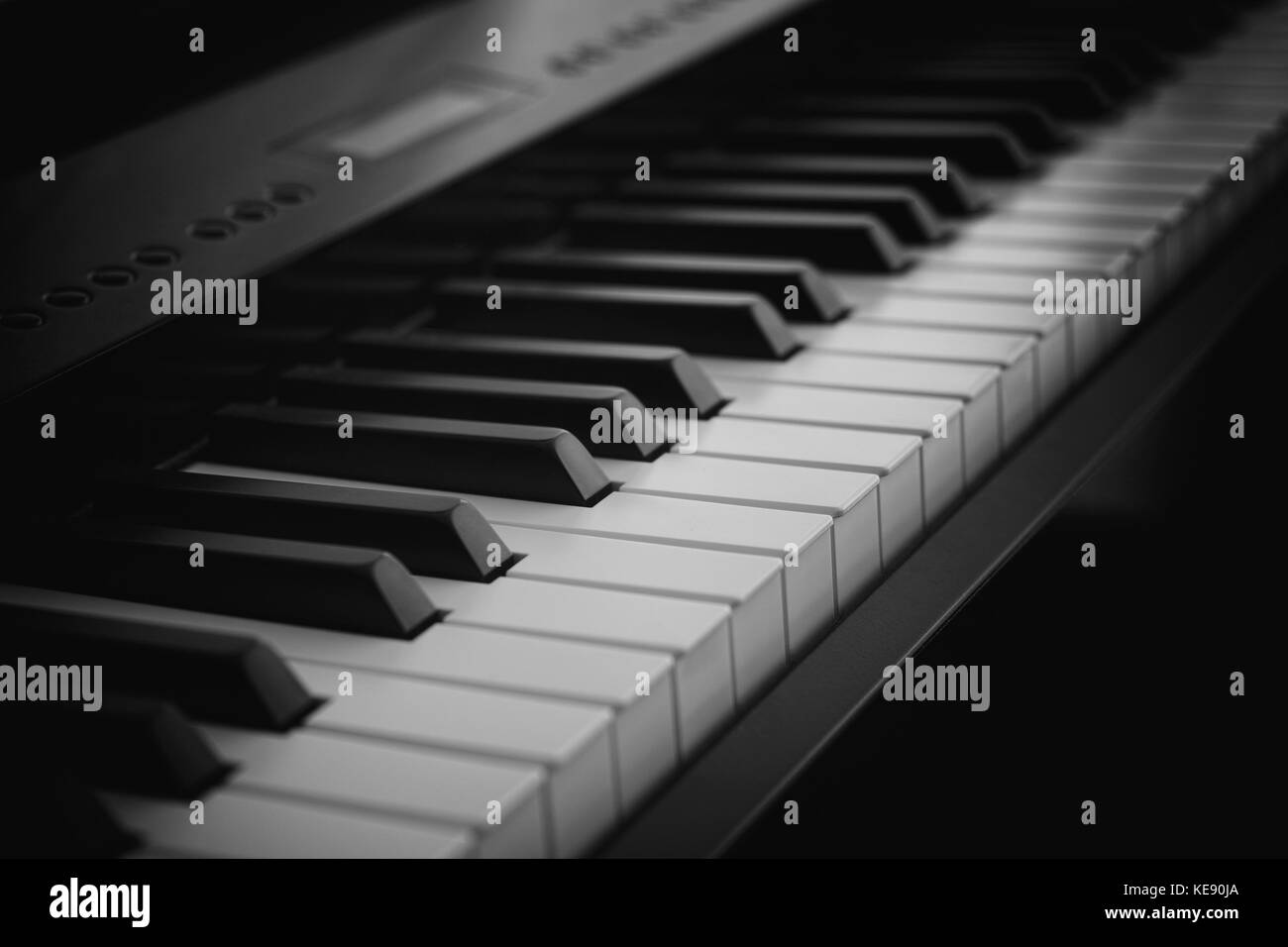 Digital Piano Keyboard bei Nacht. Nach oben Schließen. Stockfoto