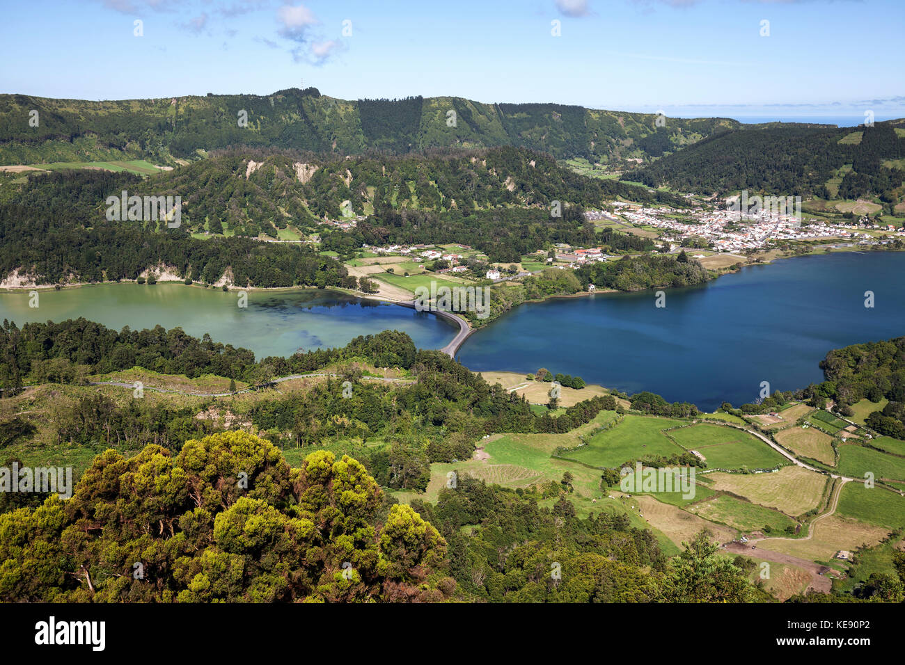 Blick vom Miradouro do Cerrado das Freiras in den Vulkankrater Caldera Sete Cidades mit den Kraterseen Lagoa Verde und Stockfoto