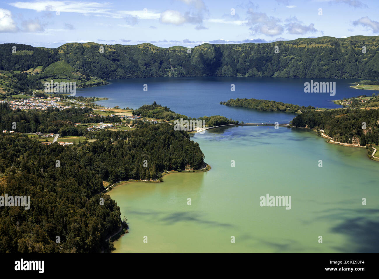 Blick vom Miradouro da Vista do Rei in den Vulkankrater Caldera Sete Cidades mit den Kraterseen Lagoa Verde und Lago Stockfoto