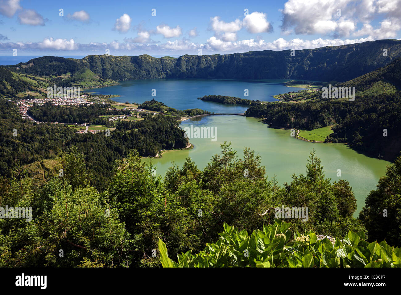 Blick vom Miradouro da Vista do Rei in den Vulkankrater Caldera Sete Cidades mit den Kraterseen Lagoa Verde und Lago Stockfoto