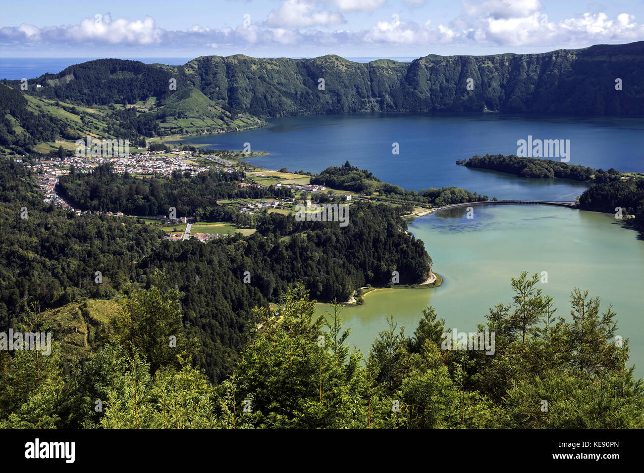 Blick vom Miradouro da Vista do Rei in den Vulkankrater Caldera Sete Cidades mit den Kraterseen Lagoa Verde und Lago Stockfoto