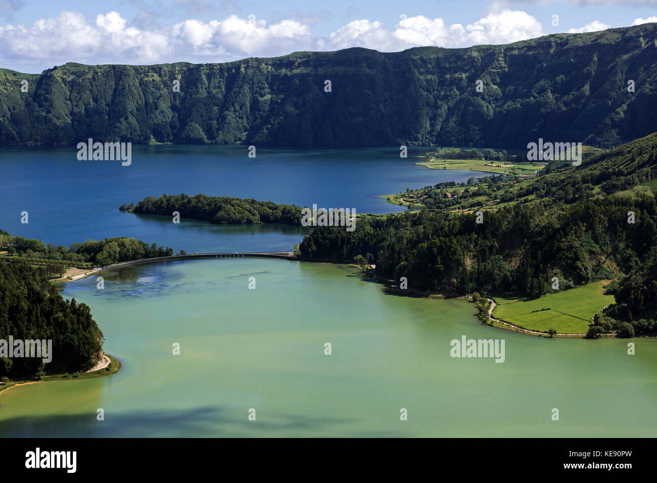 Blick vom Miradouro da Vista do Rei in den Vulkankrater Caldera Sete Cidades mit den Kraterseen Lagoa Verde und Lago Stockfoto