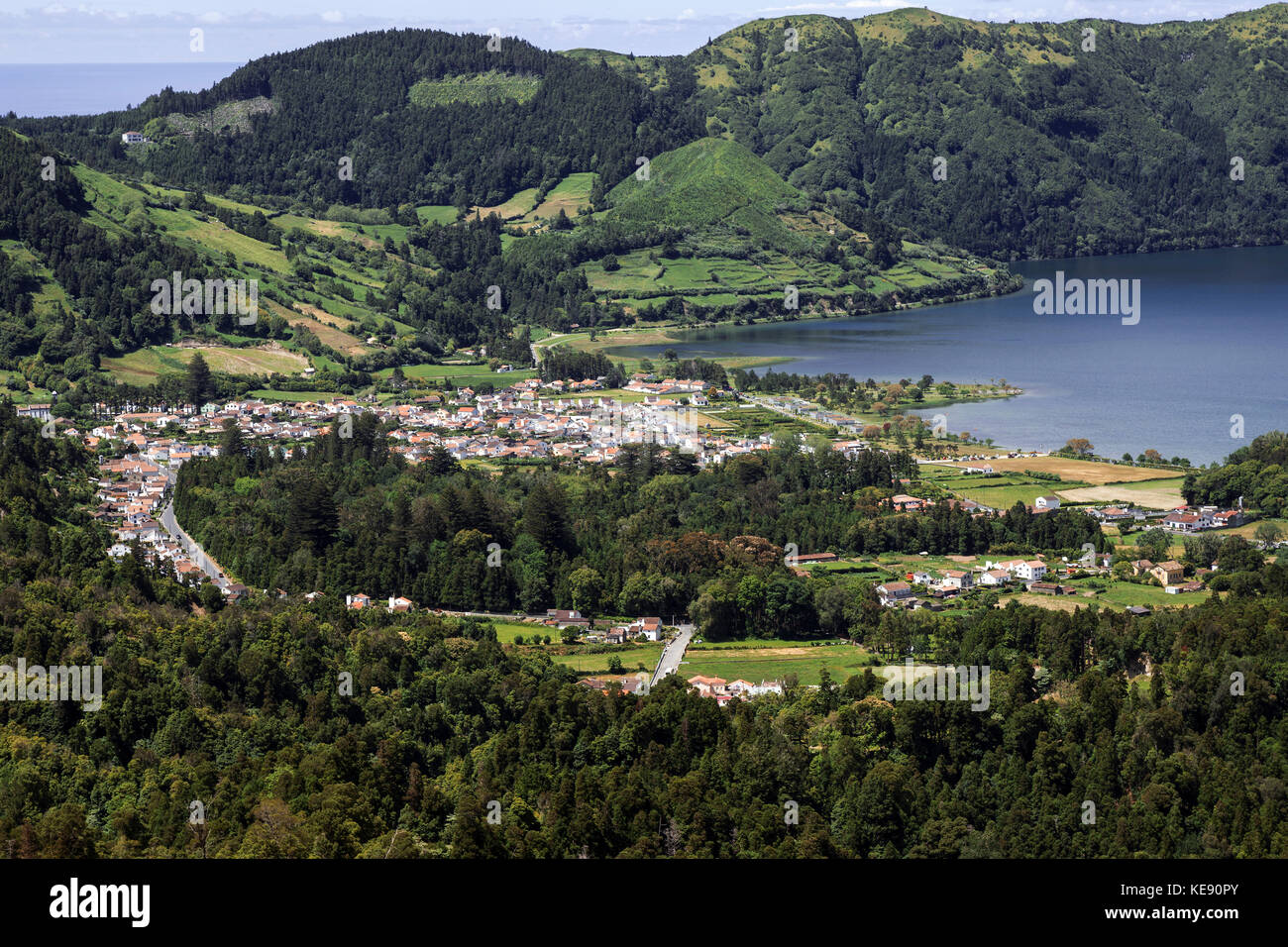 Blick vom Miradouro da Vista do Rei in den Vulkankrater Caldera Sete Cidades bis zum Dorf Sete Cidades und dem Krater Stockfoto