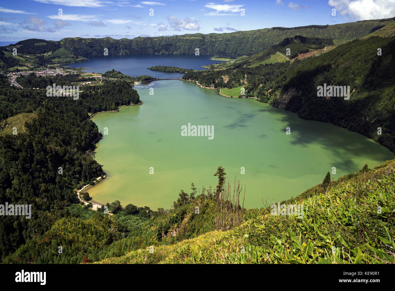 Blick auf den Vulkankrater Caldera Sete Cidades mit den Kraterseen Lagoa Verde und Lago Azul Stockfoto