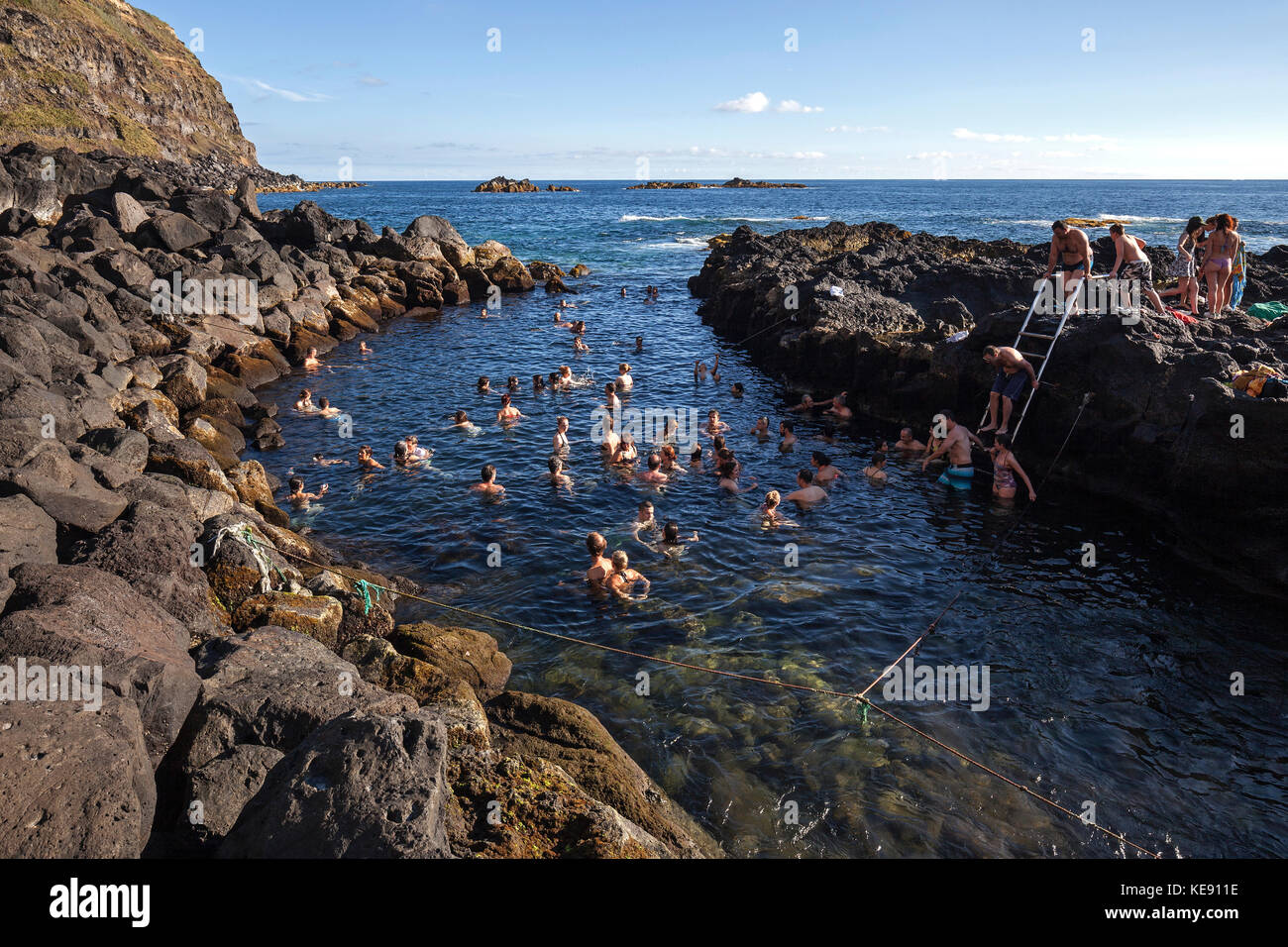 Bade- und Thermalbereich mit heißen Quellen, unter Wasser, in der Nähe von Ponta da ferraria Borowez, Sao Miguel, Azoren, Portugal Stockfoto