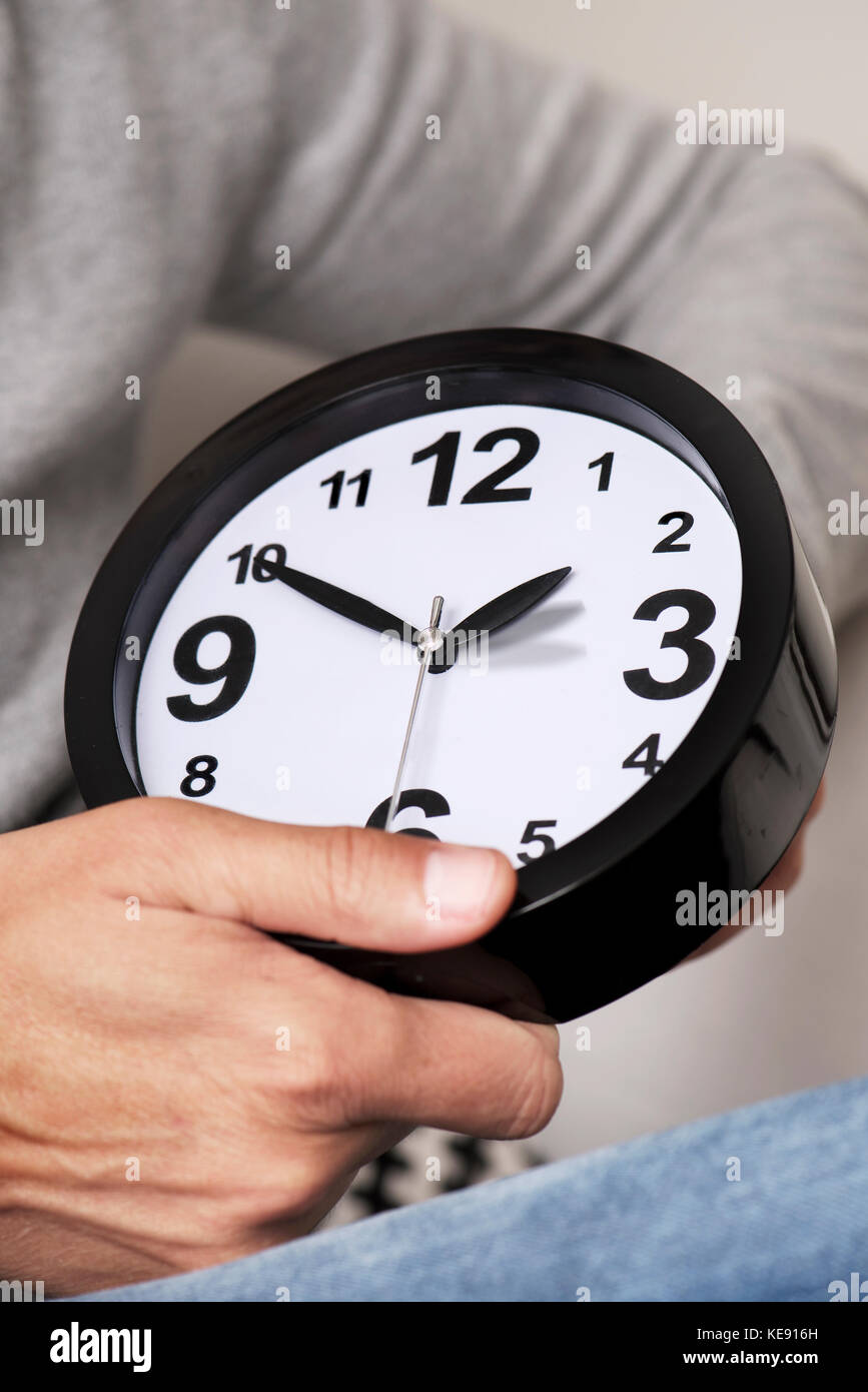 Nahaufnahme eines jungen kaukasischen Mann Einstellen der Zeit einer Uhr Stockfoto