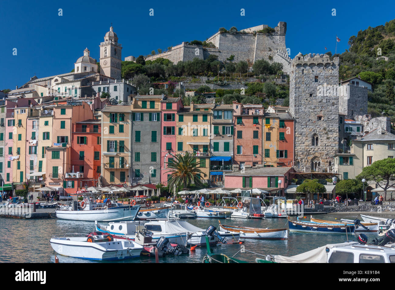 Der Hafen von Portovenere, an der Küste von Ligurien, North West Italien. Doria ist auf dem Hintergrund, hinter mehreren Reihen von bunten Reihenhäuser Stockfoto