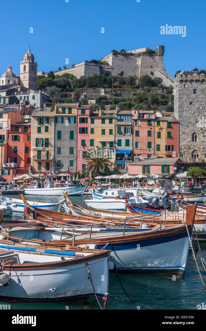 Der Hafen von Portovenere, an der Küste von Ligurien, North West Italien. Doria ist auf dem Hintergrund, hinter mehreren Reihen von bunten Reihenhäuser Stockfoto