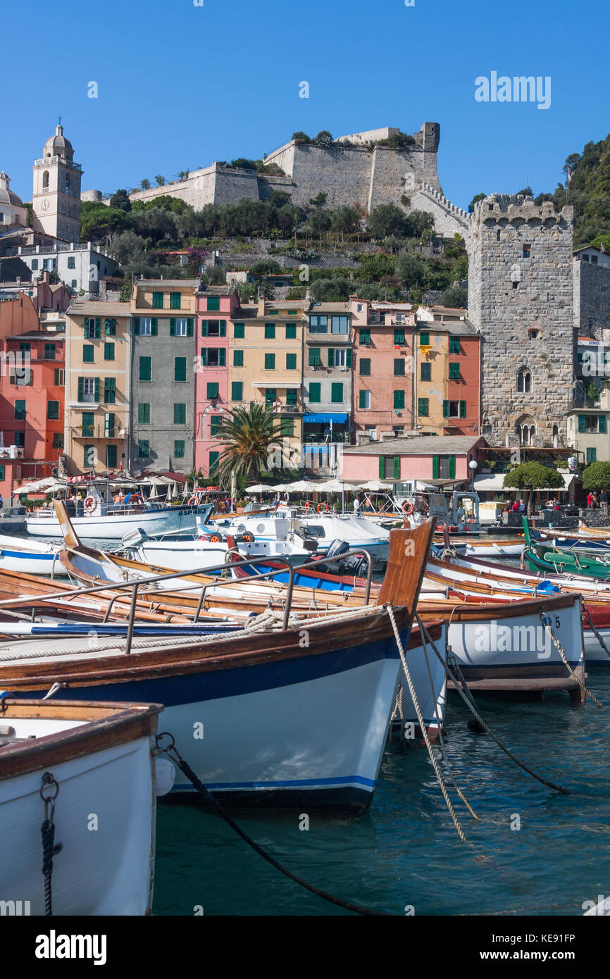 Der Hafen von Portovenere, an der Küste von Ligurien, North West Italien. Doria ist auf dem Hintergrund, hinter mehreren Reihen von bunten Reihenhäuser Stockfoto