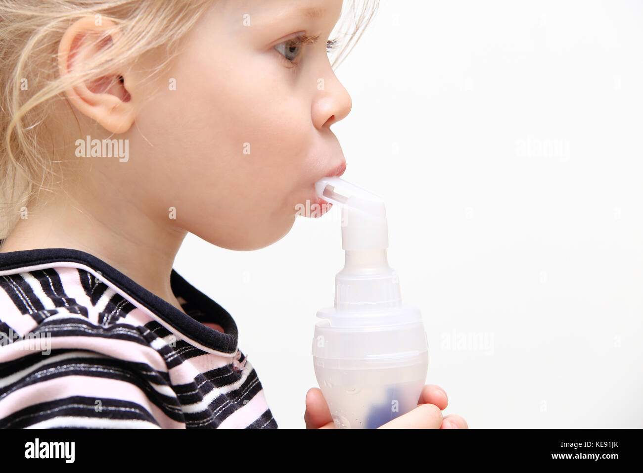 Kind mit Inhalator auf weißem Hintergrund. Thema der Behandlung von Atemwegserkrankungen von Kindern und Jugendlichen. Stockfoto
