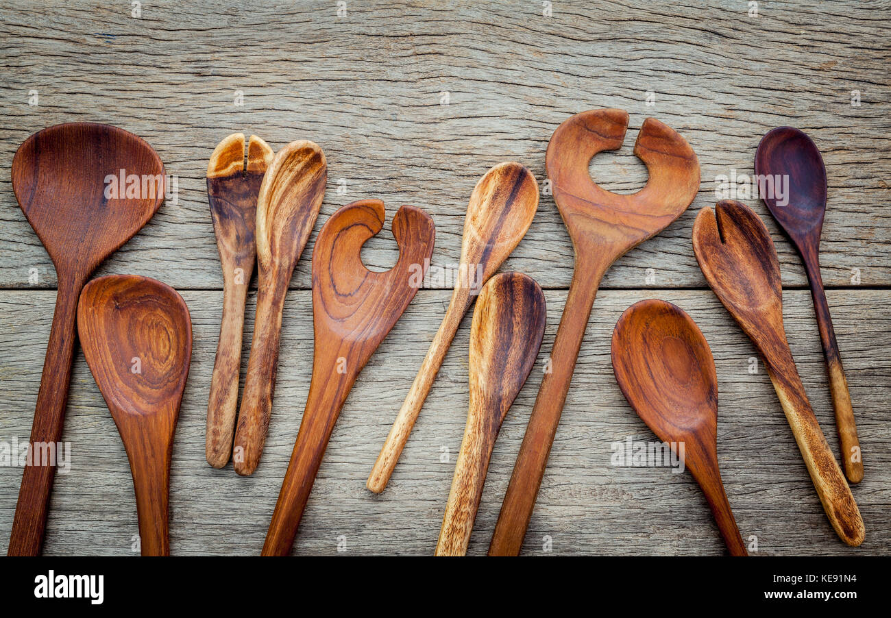 Holz Und Kochutensilien Grenze Kochloffel Pfannenwender Holz Gabel Auf Dem Hintergrund Der Alten Verwitterten Vintage Holz Mit Einer Rauhen Rustikalen Textur Stockfotografie Alamy