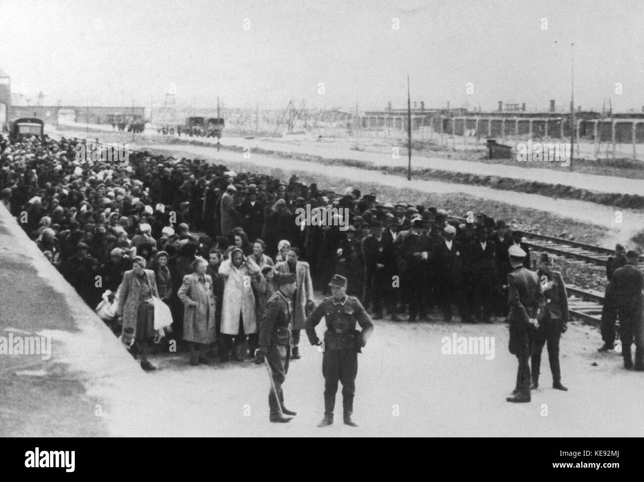 Ein undatiertes Bild des Konzentrationslager Auschwitz zeigt die Auswahlverfahren. Links Frauen und Kinder, rechte Seite Männer. Bis zu 4 Millionen Menschen in Auschwitz von den Nazis ermordet wurden. | Verwendung weltweit Stockfoto